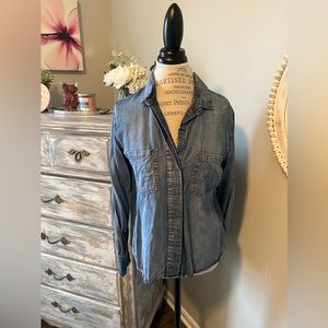 💙 EUC Cloth & Stone Split-Back Chambray Button Down Top